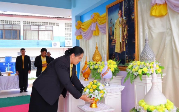 โรงเรียนเทศบาล1 (เกริกกฤตยาอุปถัมภ์) ร่วมพิธีน้อมรำลึกในพระมหากรุณาธิคุณ เนื่องในวันนวมินทรมหาราช 13 ตุลาคม ซึ่งเป็นวันคล้ายวันสวรรคต พระบาทสมเด็จพระบรมชนกาธิเบศร มหาภูมิพลอดุยเดชมหาราช บรมนาถบพิตร 