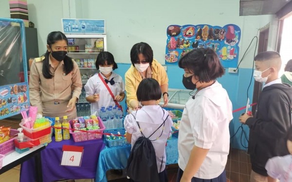 ฐานการเรียนรู้ส่งเสริมอาชีพ ตัดผมชาย สหการร้านค้าโรงเรียนและฐานการเรียนรู้ธนาคารโรงเรียนของโครงการสถานศึกษาพอเพียง