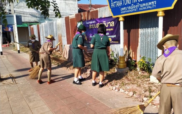 กิจกรรมพัฒนาผู้เรียน ฝึกลูกเสือ-เนตรนารีให้บำเพ็ญประโยชน์ต่อโรงเรียนและสร้างความสัมพันธ์ชุมชน