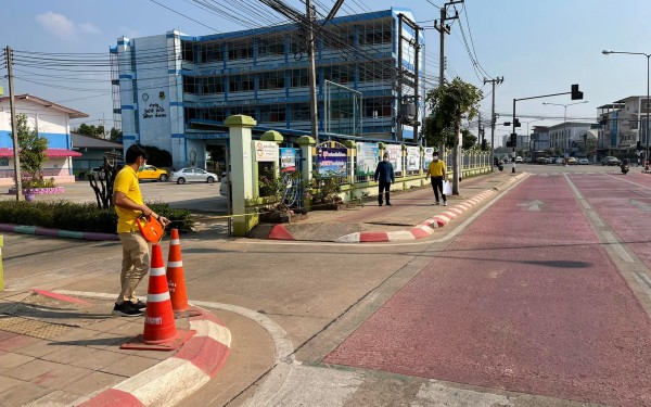 สำรวจเส้นทางถนนราษฏร์รวมใจหน้าโรงเรียน เพื่อปรับปรุงการขยายเปิดทางเข้าออกโรงเรียน