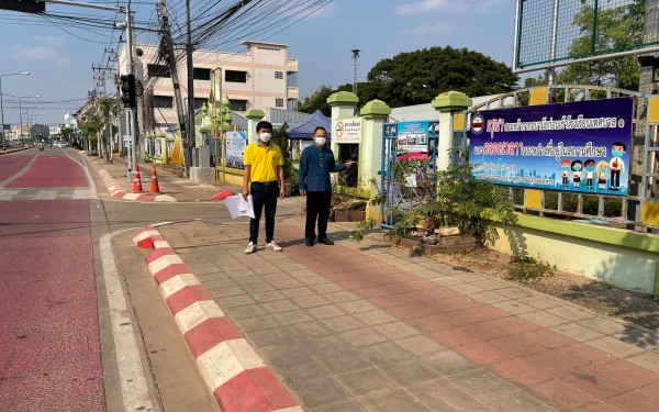 สำรวจเส้นทางถนนราษฏร์รวมใจหน้าโรงเรียน เพื่อปรับปรุงการขยายเปิดทางเข้าออกโรงเรียน