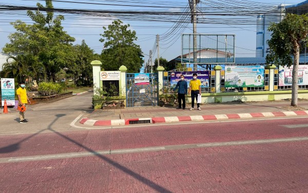 สำรวจเส้นทางถนนราษฏร์รวมใจหน้าโรงเรียน เพื่อปรับปรุงการขยายเปิดทางเข้าออกโรงเรียน