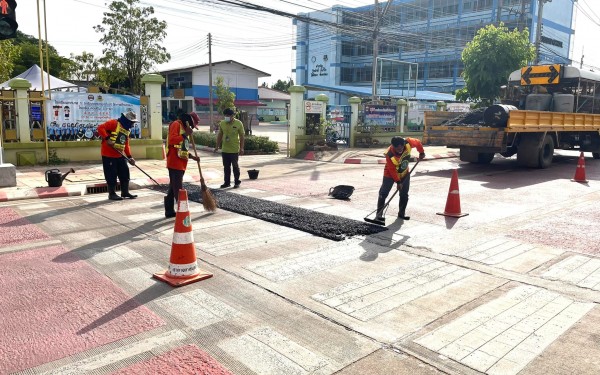 ขอขอบคุณกรมทางหลวงชนบทช่วยซ่อมแซมรอยแตกทางม้าลายหน้าโรงเรียน