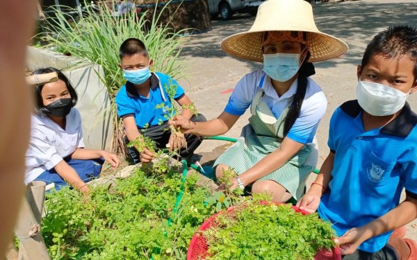 ขอขอบพระคุณผู้ปกครองและลูกค้าที่มาอุดหนุนสินค้าและผลิตภัณฑ์ที่เกี่ยวข้องในโครงการสถานศึกษาพอเพียงของโรงเรียน