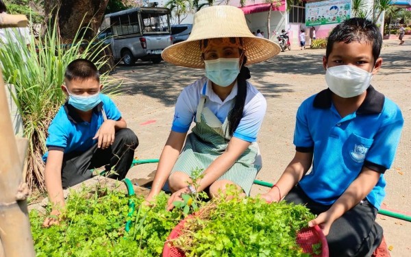 ขอขอบพระคุณผู้ปกครองและลูกค้าที่มาอุดหนุนสินค้าและผลิตภัณฑ์ที่เกี่ยวข้องในโครงการสถานศึกษาพอเพียงของโรงเรียน