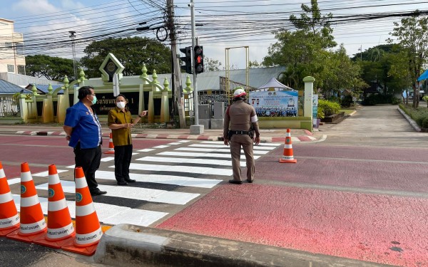 ขอขอบคุณเจ้าหน้าที่ตำรวจจราจร ช่างของกรมทางหลวงชนบท ที่ร่วมให้คำแนะนำกับโรงเรียน เพื่อหาแนวทางลดอุบัติเหตุทางการสัญจรจุดเสี่ยงใกล้แยกไฟแดงระหว่างทางเข้าออกโรงเรียน