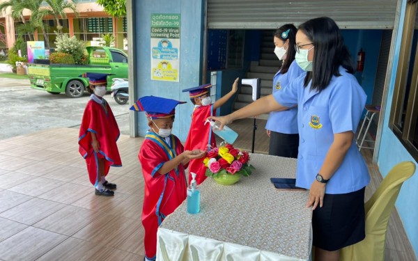 โรงเรียนเทศบาล1 (เกริกกฤยาอุปถัมภ์) ดำเนินโครงการการสร้างความภูมิใจในท้องถิ่นให้กับผู้เรียนระดับชั้นอนุบาลโดยจัดพิธีมอบเกียรติบัตรให้นักเรียนที่สำเร็จการศึกษา ในระดับชั้นอนุบาล 3 ประจำปีการศึกษา 2564