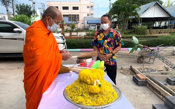 คณะครูและบุคลากรทางการศึกษาโรงเรียนเทศบาล 1 (เกริกกฤตยาอุปถัมภ์) จัดพิธียกเสาเอกและเสาโทศาลาพระพุทธ ณ ลานกิจกรรมเคารพธงชาติ