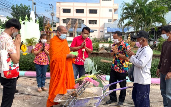 คณะครูและบุคลากรทางการศึกษาโรงเรียนเทศบาล 1 (เกริกกฤตยาอุปถัมภ์) จัดพิธียกเสาเอกและเสาโทศาลาพระพุทธ ณ ลานกิจกรรมเคารพธงชาติ