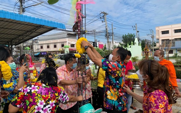 คณะครูและบุคลากรทางการศึกษาโรงเรียนเทศบาล 1 (เกริกกฤตยาอุปถัมภ์) จัดพิธียกเสาเอกและเสาโทศาลาพระพุทธ ณ ลานกิจกรรมเคารพธงชาติ