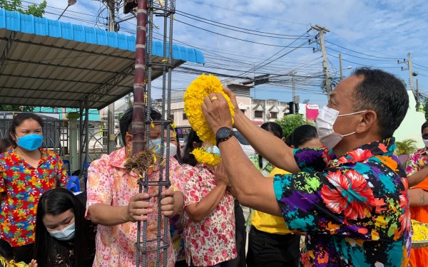 คณะครูและบุคลากรทางการศึกษาโรงเรียนเทศบาล 1 (เกริกกฤตยาอุปถัมภ์) จัดพิธียกเสาเอกและเสาโทศาลาพระพุทธ ณ ลานกิจกรรมเคารพธงชาติ