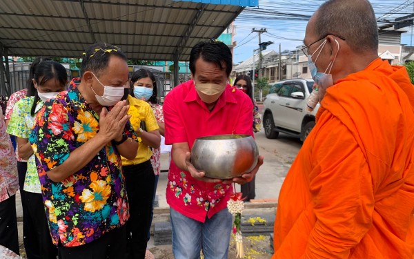 คณะครูและบุคลากรทางการศึกษาโรงเรียนเทศบาล 1 (เกริกกฤตยาอุปถัมภ์) จัดพิธียกเสาเอกและเสาโทศาลาพระพุทธ ณ ลานกิจกรรมเคารพธงชาติ