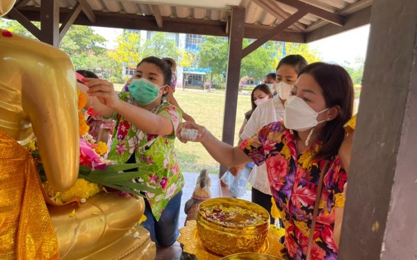 คณะครูและบุคลากรทางการศึกษาโรงเรียนเทศบาล 1 (เกริกกฤตยาอุปถัมภ์)  รดน้ำดำหัวขอพร นายชัยวัฒน์ ศุภอรรถพานิช นายกเทศมนตรีเมืองกำแพงเพชร และนายธวัช เทพยุหะ ผู้อำนวยการสถานศึกษา เพื่อขอขมาและขอพรให้เป็นสิริมงคลในการปฏิบัติงานของโรงเรียนต่อไป