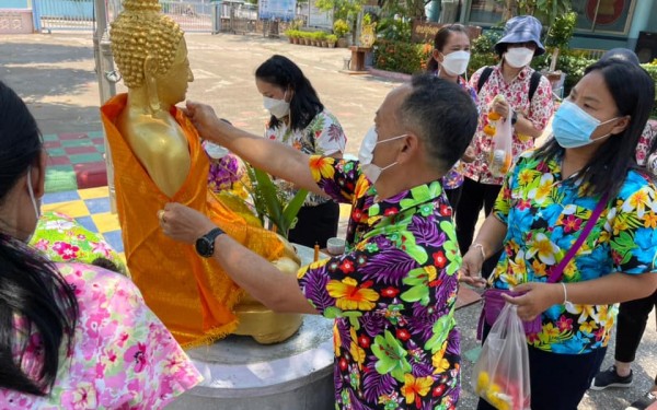 คณะครูและบุคลากรทางการศึกษาโรงเรียนเทศบาล 1 (เกริกกฤตยาอุปถัมภ์)  รดน้ำดำหัวขอพร นายชัยวัฒน์ ศุภอรรถพานิช นายกเทศมนตรีเมืองกำแพงเพชร และนายธวัช เทพยุหะ ผู้อำนวยการสถานศึกษา เพื่อขอขมาและขอพรให้เป็นสิริมงคลในการปฏิบัติงานของโรงเรียนต่อไป