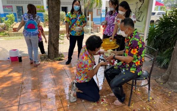 คณะครูและบุคลากรทางการศึกษาโรงเรียนเทศบาล 1 (เกริกกฤตยาอุปถัมภ์)  รดน้ำดำหัวขอพร นายชัยวัฒน์ ศุภอรรถพานิช นายกเทศมนตรีเมืองกำแพงเพชร และนายธวัช เทพยุหะ ผู้อำนวยการสถานศึกษา เพื่อขอขมาและขอพรให้เป็นสิริมงคลในการปฏิบัติงานของโรงเรียนต่อไป