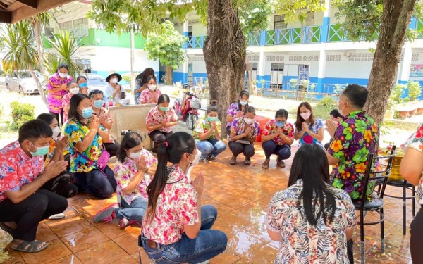 คณะครูและบุคลากรทางการศึกษาโรงเรียนเทศบาล 1 (เกริกกฤตยาอุปถัมภ์)  รดน้ำดำหัวขอพร นายชัยวัฒน์ ศุภอรรถพานิช นายกเทศมนตรีเมืองกำแพงเพชร และนายธวัช เทพยุหะ ผู้อำนวยการสถานศึกษา เพื่อขอขมาและขอพรให้เป็นสิริมงคลในการปฏิบัติงานของโรงเรียนต่อไป