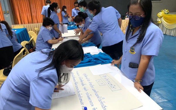 ประมวลภาพกิจกรรมการอบรมเชิงปฏิบัติการโครงการปรับปรุงหลักสูตรสถานศึกษา ประจำปี 2565  กิจกรรมจัดทำหลักสูตรรายวิชาเพิ่มเติมภาษาจีน ในวันที่ 5 พฤษภาคม 2565