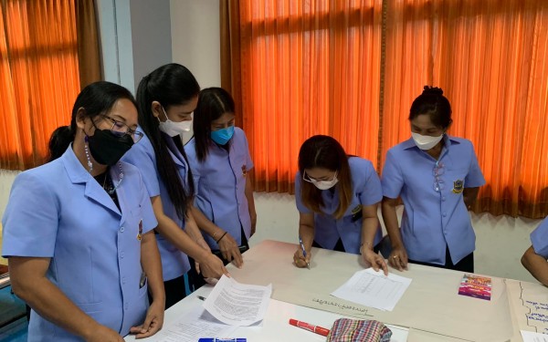 ประมวลภาพกิจกรรมการอบรมเชิงปฏิบัติการโครงการปรับปรุงหลักสูตรสถานศึกษา ประจำปี 2565  กิจกรรมจัดทำหลักสูตรรายวิชาเพิ่มเติมภาษาจีน ในวันที่ 5 พฤษภาคม 2565