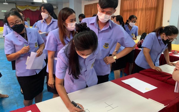 ประมวลภาพกิจกรรมการอบรมเชิงปฏิบัติการโครงการปรับปรุงหลักสูตรสถานศึกษา ประจำปี 2565  กิจกรรมจัดทำหลักสูตรรายวิชาเพิ่มเติมภาษาจีน ในวันที่ 5 พฤษภาคม 2565