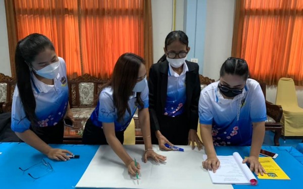 ประมวลภาพกิจกรรมการอบรมเชิงปฏิบัติการโครงการปรับปรุงหลักสูตรสถานศึกษา ประจำปี 2565 กิจกรรมจัดทำหลักสูตรรายวิชาเพิ่มเติมภาษาจีน ในวันที่ 6 พฤษภาคม 2565 