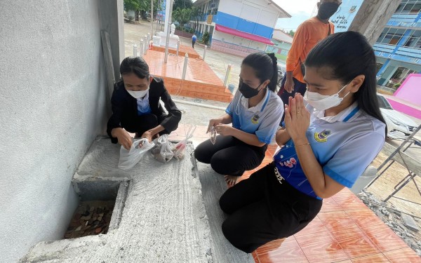 ผู้อำนวยการสถานศึกษา คณะครู นักการ นำพระเครื่องมาใส่ฐานประดิษฐานพระพุทธรูป ณ ศาลาพระพุทธ จากการที่ได้ดำเนินการทอดผ้าป่าการกุศลสร้างศาลาซุ่มพระพุทธ เมื่อเดือนกุมภาพันธ์ 2565 ให้คนรุ่นหลังได้สักการะสืบไป