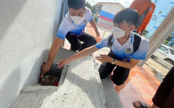 ผู้อำนวยการสถานศึกษา คณะครู นักการ นำพระเครื่องมาใส่ฐานประดิษฐานพระพุทธรูป ณ ศาลาพระพุทธ จากการที่ได้ดำเนินการทอดผ้าป่าการกุศลสร้างศาลาซุ่มพระพุทธ เมื่อเดือนกุมภาพันธ์ 2565 ให้คนรุ่นหลังได้สักการะสืบไป