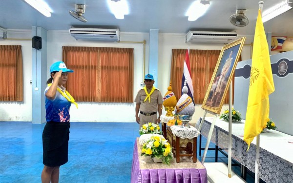 พิธีรับมอบหมวกและผ้าพันคอจิตอาสาพระราชทานให้แก่คณะครูและบุคลากรของโรงเรียนเทศบาล1(เกริกกฤตยาอุปถัมภ์)