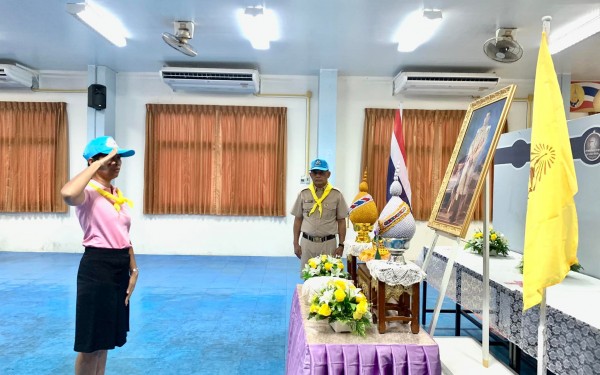 พิธีรับมอบหมวกและผ้าพันคอจิตอาสาพระราชทานให้แก่คณะครูและบุคลากรของโรงเรียนเทศบาล1(เกริกกฤตยาอุปถัมภ์)