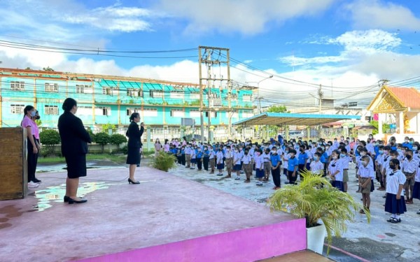 กิจกรรมหน้าเสาธง ท่านผู้อำนวยการสถานศึกษา โรงเรียนเทศบาล1 (เกริกกฤตยาอุปถัมภ์) ดร.รสริน เต็มปลื้ม ท่านรองผู้อำนวยการสถานศึกษา นางยินนี่ ดวงสุภา กล่าวทักทายนักเรียนในช่วงกิจกรรมหน้าเสาธง และได้เยี่ยมชมการจัดกิจกรรมการเรียนการสอน ในห้องเรียน