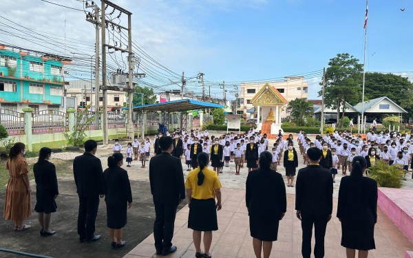 วันที่ 12 ตุลาคม 2565 ผู้บริหาร คณะครู บุคลากรทางการศึกษาและนักเรียนโรงเรียนเทศบาล 1 (เกริกกฤตยาอุปถัมภ์) ได้ร่วมกิจกรรมพิธีน้อมรำลึกเนื่องในวันคล้ายวันสวรรคต พระบาทสมเด็จพระบรมชนกาธิเบศร มหาภูมิพลอดุลยเดชมหาราช บรมนาถบพิตร