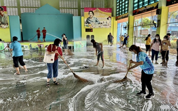 วันที่ 31 ตุลาคม 2565 เวลา 09.00 น. ผู้บริหารสถานศึกษา รองผู้อำนวยการสถานศึกษา คณะครู และบุคคลากรทางการศึกษาของโรงเรียนเทศบาล1(เกริกฤตยาอุปถัมภ์) ได้ดำเนินการทำความสะอาด อาคารสถานที่ เพื่อเตรียมความพร้อมในการเปิดภาคเรียนที่2/2565