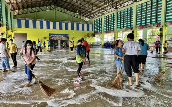 วันที่ 31 ตุลาคม 2565 เวลา 09.00 น. ผู้บริหารสถานศึกษา รองผู้อำนวยการสถานศึกษา คณะครู และบุคคลากรทางการศึกษาของโรงเรียนเทศบาล1(เกริกฤตยาอุปถัมภ์) ได้ดำเนินการทำความสะอาด อาคารสถานที่ เพื่อเตรียมความพร้อมในการเปิดภาคเรียนที่2/2565