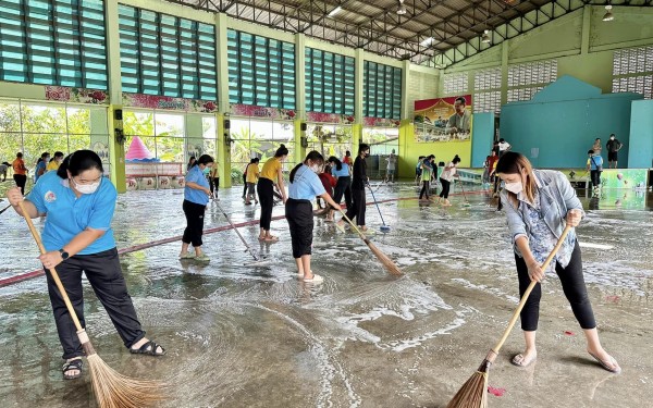 วันที่ 31 ตุลาคม 2565 เวลา 09.00 น. ผู้บริหารสถานศึกษา รองผู้อำนวยการสถานศึกษา คณะครู และบุคคลากรทางการศึกษาของโรงเรียนเทศบาล1(เกริกฤตยาอุปถัมภ์) ได้ดำเนินการทำความสะอาด อาคารสถานที่ เพื่อเตรียมความพร้อมในการเปิดภาคเรียนที่2/2565