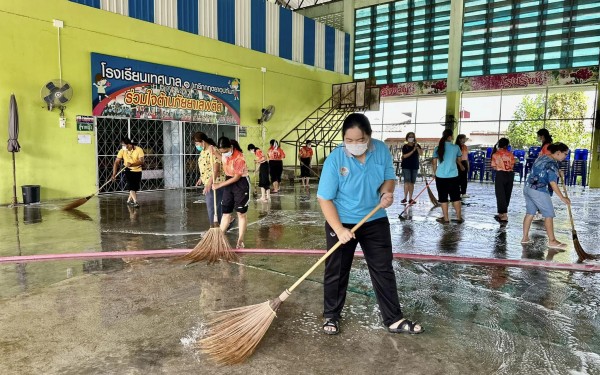 วันที่ 31 ตุลาคม 2565 เวลา 09.00 น. ผู้บริหารสถานศึกษา รองผู้อำนวยการสถานศึกษา คณะครู และบุคคลากรทางการศึกษาของโรงเรียนเทศบาล1(เกริกฤตยาอุปถัมภ์) ได้ดำเนินการทำความสะอาด อาคารสถานที่ เพื่อเตรียมความพร้อมในการเปิดภาคเรียนที่2/2565