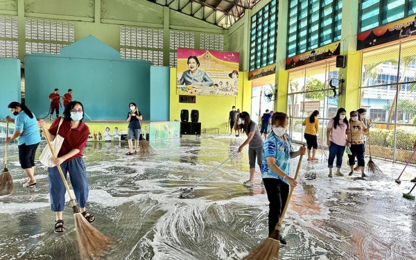 วันที่ 31 ตุลาคม 2565 เวลา 09.00 น. ผู้บริหารสถานศึกษา รองผู้อำนวยการสถานศึกษา คณะครู และบุคคลากรทางการศึกษาของโรงเรียนเทศบาล1(เกริกฤตยาอุปถัมภ์) ได้ดำเนินการทำความสะอาด อาคารสถานที่ เพื่อเตรียมความพร้อมในการเปิดภาคเรียนที่2/2565