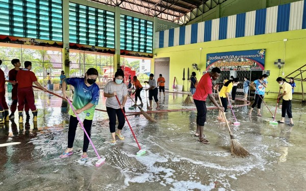 วันที่ 31 ตุลาคม 2565 เวลา 09.00 น. ผู้บริหารสถานศึกษา รองผู้อำนวยการสถานศึกษา คณะครู และบุคคลากรทางการศึกษาของโรงเรียนเทศบาล1(เกริกฤตยาอุปถัมภ์) ได้ดำเนินการทำความสะอาด อาคารสถานที่ เพื่อเตรียมความพร้อมในการเปิดภาคเรียนที่2/2565