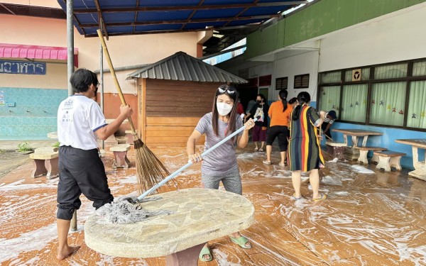 วันที่ 31 ตุลาคม 2565 เวลา 09.00 น. ผู้บริหารสถานศึกษา รองผู้อำนวยการสถานศึกษา คณะครู และบุคคลากรทางการศึกษาของโรงเรียนเทศบาล1(เกริกฤตยาอุปถัมภ์) ได้ดำเนินการทำความสะอาด อาคารสถานที่ เพื่อเตรียมความพร้อมในการเปิดภาคเรียนที่2/2565