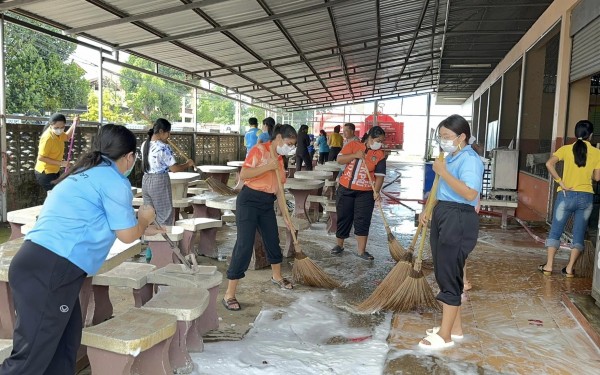 วันที่ 31 ตุลาคม 2565 เวลา 09.00 น. ผู้บริหารสถานศึกษา รองผู้อำนวยการสถานศึกษา คณะครู และบุคคลากรทางการศึกษาของโรงเรียนเทศบาล1(เกริกฤตยาอุปถัมภ์) ได้ดำเนินการทำความสะอาด อาคารสถานที่ เพื่อเตรียมความพร้อมในการเปิดภาคเรียนที่2/2565