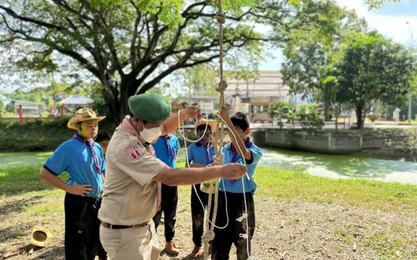 วันที่ 8 ธันวาคม 2565 โรงเรียนเทศบาล1(เกริกกฤตยาอุปถัมภ์) ได้ดำเนินโครงการเข้าค่ายพักแรมลูกเสือ-เนตรนารี ชั้นประถมศึกษาปีที่ 6 ปีการศึกษา 2565 ในวันที่ 8-9 ธันวาคม 2565