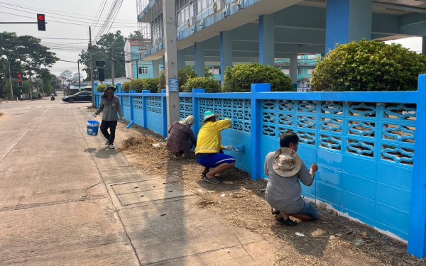 โรงเรียนเทศบาล1(เกริกกฤตยาอุปถัมภ์) ดำเนินการปรับปรุงภูมิทัศน์ โดยดำเนินการทาสีบริเวณรั้วโรงเรียนให้มีความสวยงาม