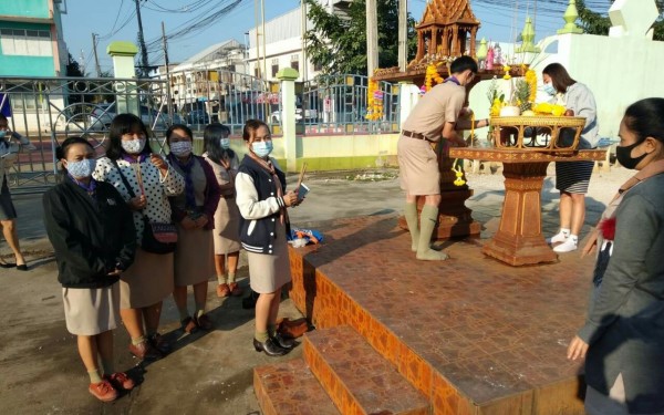 ผู้บริหาร คณะครูและบุคลากรทางการศึกษาทุกท่าน ร่วมกิจกรรมไหว้พระขอพรและเลี้ยงพระภูมิเจ้าที่ เพื่อเป็นศิริมงคลในวันขึ้นศักราชใหม่ปี 2564