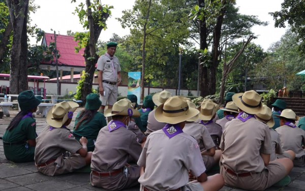 วันที่ 22 พฤศจิกายน 2566 โรงเรียนเทศบาล1(เกริกกฤยาอุปถัมภ์) มอบหมายให้ผู้รับผิดชอบกิจกรรมนำตัวแทนครูและนักเรียนชั้นประถมศึกษาปีที่ 6/3 บำเพ็ญประโยชน์ ณ บริเวณศาลพระอิศวร