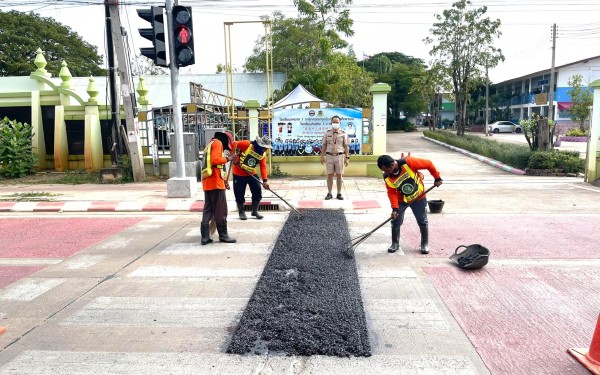 ขอขอบคุณกรมทางหลวงชนบทช่วยซ่อมแซมรอยแตกทางม้าลายหน้าโรงเรียน