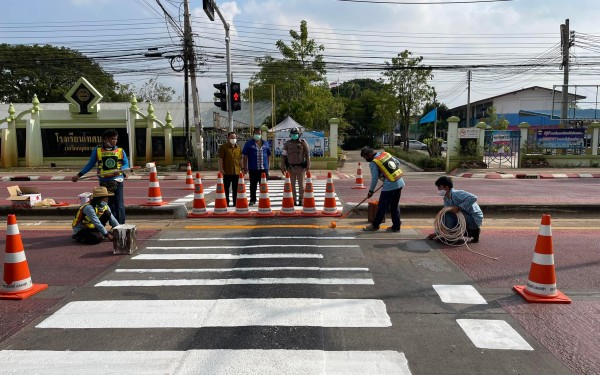 ขอขอบคุณเจ้าหน้าที่ตำรวจจราจร ช่างของกรมทางหลวงชนบท ที่ร่วมให้คำแนะนำกับโรงเรียน เพื่อหาแนวทางลดอุบัติเหตุทางการสัญจรจุดเสี่ยงใกล้แยกไฟแดงระหว่างทางเข้าออกโรงเรียน